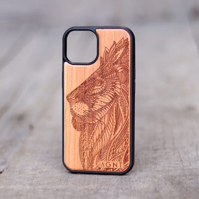 agnt-phone-cover-wood-lion-engraved-iphone