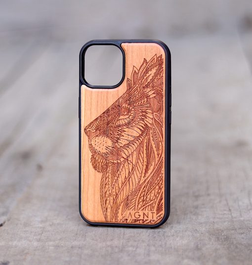 agnt-phone-cover-wood-lion-engraved-iphone