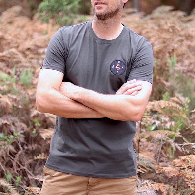 nava-apparel-mens-tribal-badge-t-shirt-charcoal-100-cotton