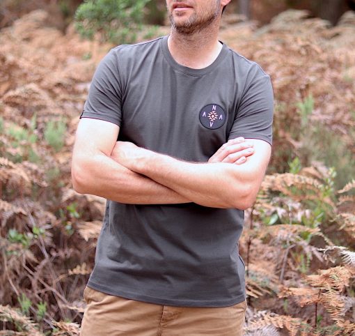 nava-apparel-mens-tribal-badge-t-shirt-charcoal-100-cotton