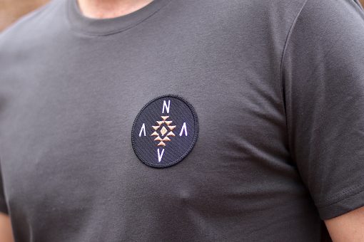 nava-apparel-mens-tribal-badge-t-shirt-charcoal-100-cotton