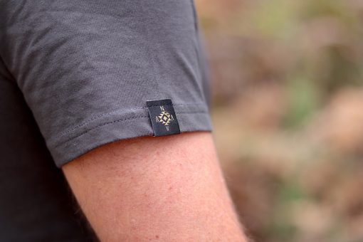 nava-apparel-mens-tribal-badge-t-shirt-charcoal-100-cotton