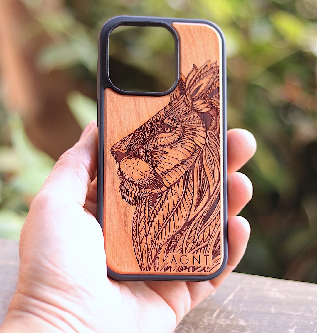agnt-phone-cover-wood-lion-engraved-iphone