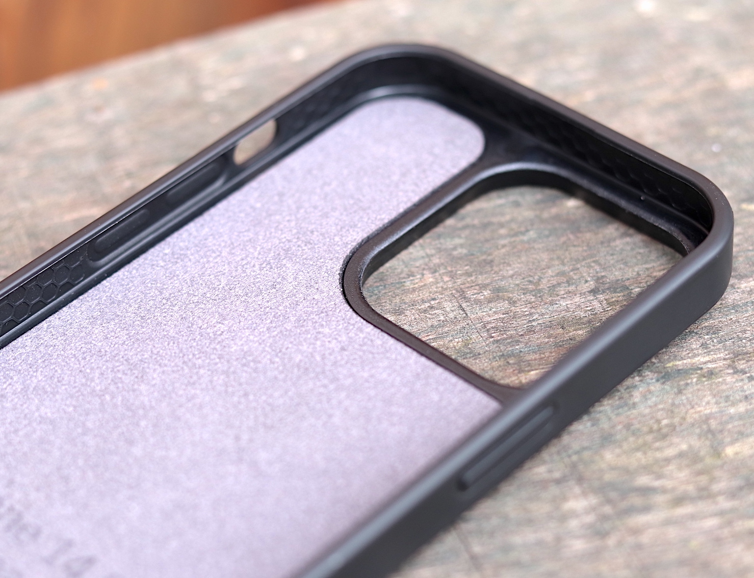 agnt-phone-cover-wood-lion-engraved-iphone