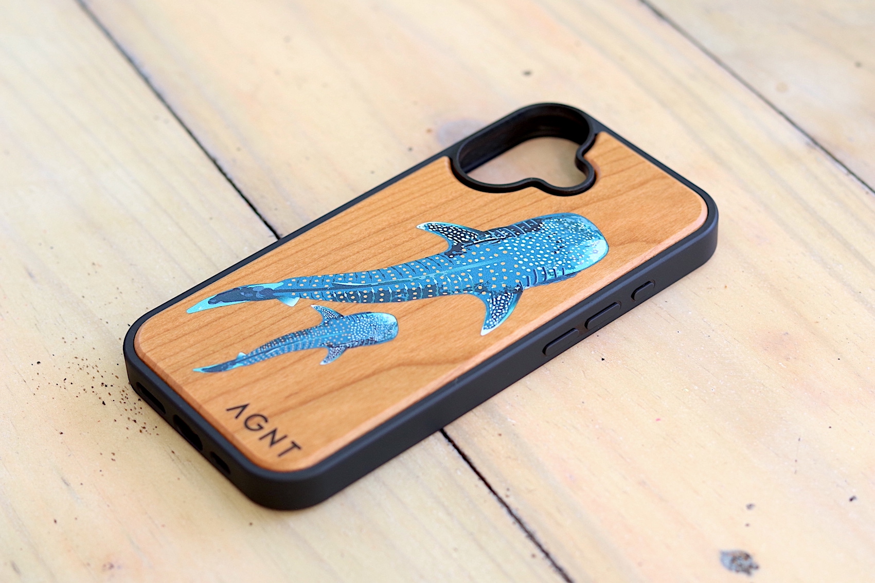 agnt-phone-cover-wood-whale-shark-iphone