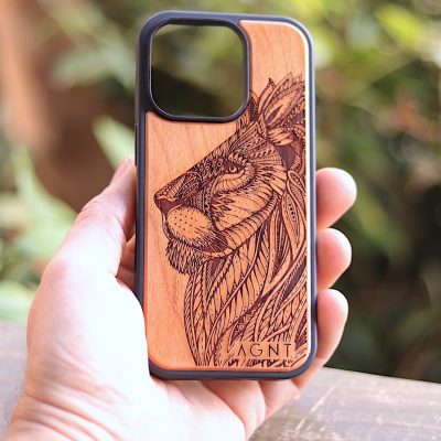 agnt-phone-cover-wood-lion-engraved-iphone